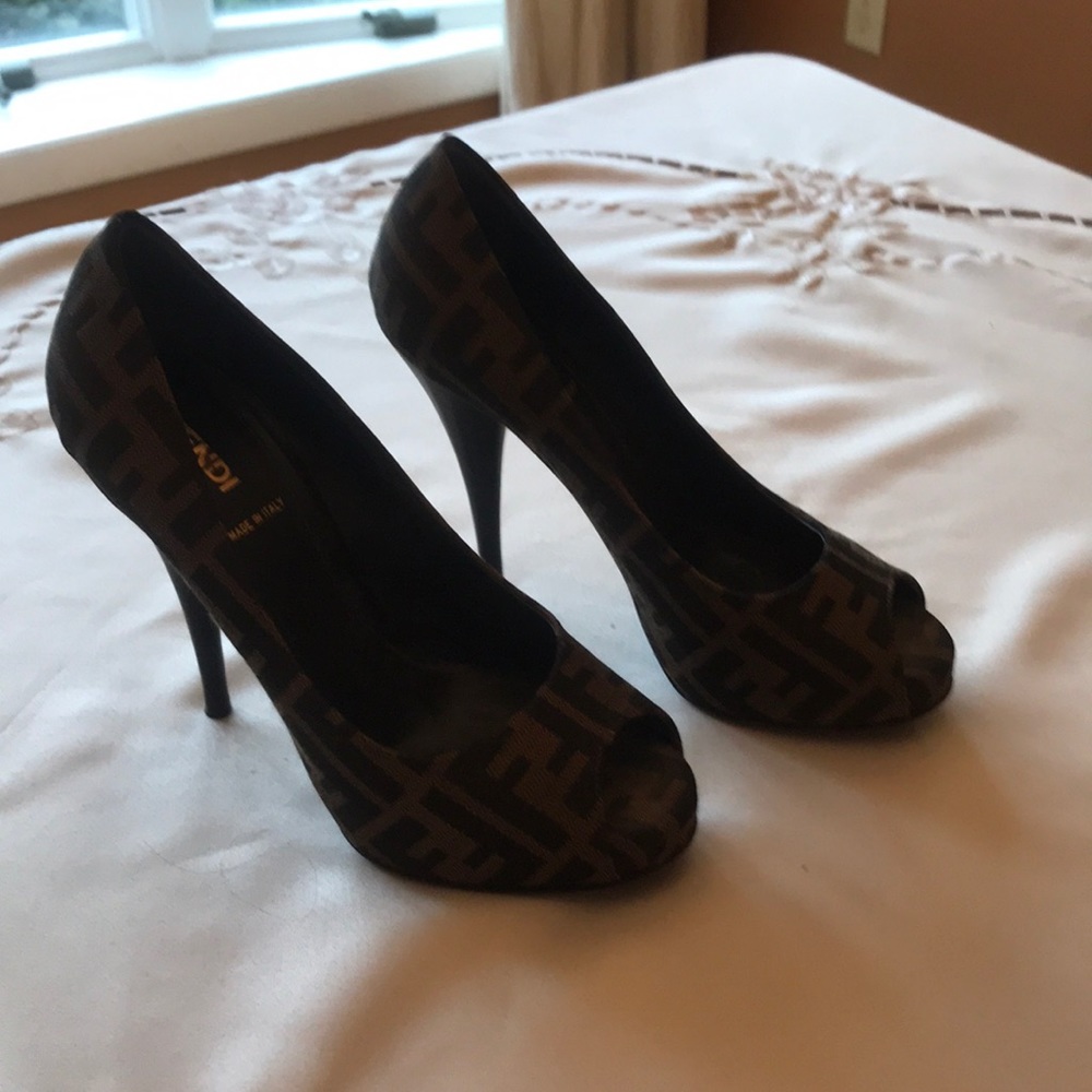 Fendi peep toe pumps